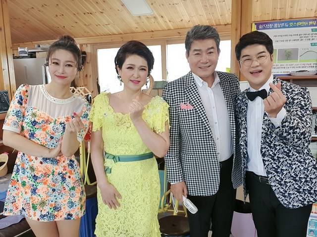 박구윤은 가요계 선후배들이 인정하는 긍정의 아이콘이다. 언제 어디서 만나든 항상 표정이 밝고 명랑해서다. 사진 왼쪽부터 김양 김용임 진성 박구윤. /박라인엔터테인먼트 제공