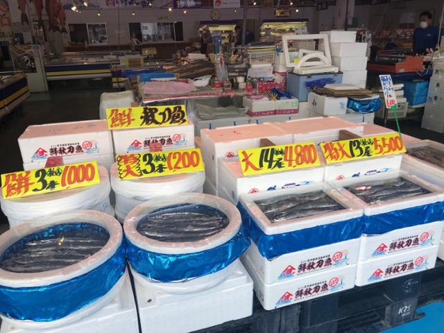 지난달 30일 후쿠시마현 이와키시 이와키라라뮤 매장 내 생선 소매상에서 갈치를 판매하고 있다. 이와키=김회경 특파원