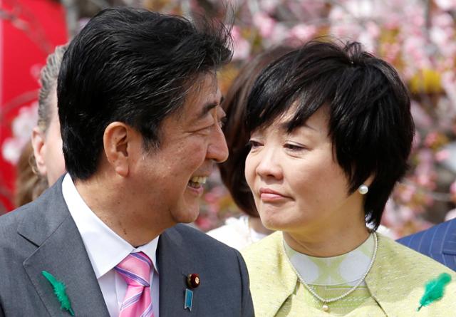 아베 신조 전 총리와 부인 아키에 여사가 지난 2017년 4월 도쿄 신주쿠교엔에서 열린 벚꽃을 보는 모임에 참석하고 있다. 도쿄=로이터 연합뉴스