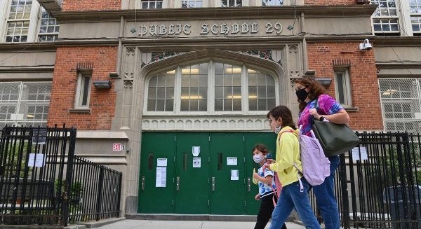 코로나19 재유행으로 지난 10월 초 먼저 문을 닫은 뉴욕시 브루클린의 한 공립학교. AFP연합뉴스