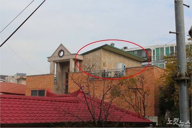 불법 구조물(빨간 원)을 설치했다가 최근 적발된 충북 청주시 우암동의 한 빌라. (사진=청주CBS 최범규 기자)