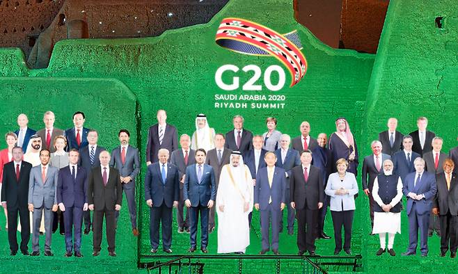‘비대면시대’ G20정상들 합성사진 문재인 대통령을 비롯한 주요 20개국 정상들의 모습을 합성한 단체사진이 22일 G20 화상 정상회의 홈페이지에 공개됐다. ‘모두를 위한 21세기 기회 실현’을 주제로 한 이번 회의는 화상으로 진행됐다. G20정상회의 제공