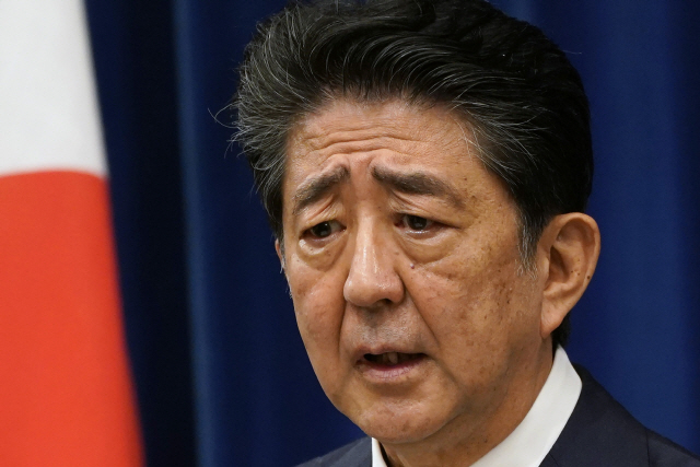 아베 신조 전 일본 총리가 지난 8월 28일 도쿄 총리관저에서 기자회견을 열고 자신의 사임 의사를 밝히고 있다./AP연합뉴스