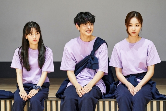 Love Live! On Hwang Min-hyun, Jeong Da-bin, Noh Jong-hyun, Yang Hye-ji, Yeon Woo, Choi Byung-chan will be in full swing.In the JTBC mini-series Love Live!On (director Kim Sang-woo/playplayplay Bang Yu-jeong), which will be broadcast on November 24, a fierce dodgeball showdown of six people will be unveiled.First of all, the picture of Ko Eun-taek (Hwang Min-hyun), who is unwinding himself by stretching, and Baekhorang (Jeong Da-bin), who is worried somewhere, catches the eye.Especially, it is interesting to see Baekhorang, Kang Jae-i and Choi Byung-chan who seem to care when they look at the side where Ko Eun-taek, Do-jae (No Jong-hyun), and Ji So-hyun (Yang Hye-ji) sit together among the same class friends.In addition, Kang Jae-yis expression of defense posture between the helper and the friends who take the attack posture with the ball during the dodge game feels subtle coldness.It is raising the curiosity about whether something unusual happened to the second year old longevity couple. It raises the expectation of what will happen in the physical education class on this day.PreviouslyLove Live!! On showed the birth of a relationship restaurant by showing the tit-for-tat Chemie of the broadcasting director Ko Eun-taek and the unmarried Celeb Baekhorang, as well as the couple Chemie, who is in trouble with reality, and the innocent man Kim Yu-shin, who is going straight to her, ...the news is a bit of a glare