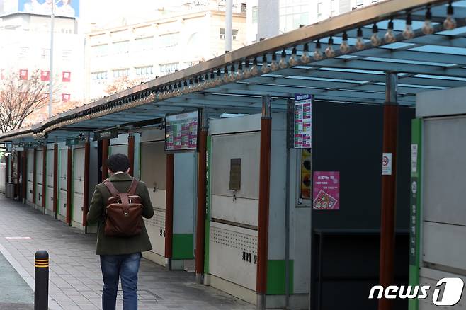 수도권지역에 신종 코로나바이러스 감염증(코로나19)이 확산하고 있는 가운데 24일 서울 동작구 노량진 컵밥거리가 한산하다. © News1 황기선 기자