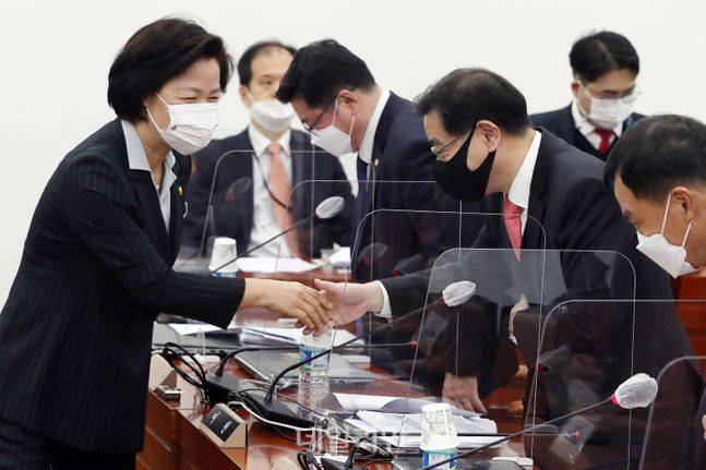 추미애 법무부 장관(왼쪽)과 이현 변호사가 지난 13일 오전 서울 여의도 국회에서 열린 공수처후보자추천위원회 2차회의에 참석해 인사를 나누고 있다. ⓒ데일리안 박항구 기자