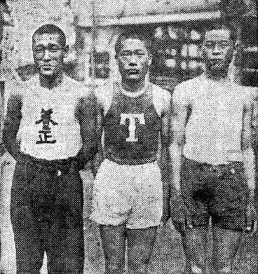 조선육상경기협회 주최 제1회 마라톤대회에 입상한 선수들. 왼쪽부터 우승한 손기정과 2위 변천행, 3위 김성학