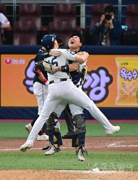 24일 서울 고척스카이돔에서 ‘2020 신한은행 SOL KBO리그’ 한국시리즈 6차전 NC 다이노스와 두산 베어스의 경기가 열렸다. NC가 두산에 4-2로 승리를 거두며 한국시리즈 우승을 결정짓고 원종현과 양의지가 기쁨을 나누고 있다. 고척|주현희 기자 teth1147@donga.com