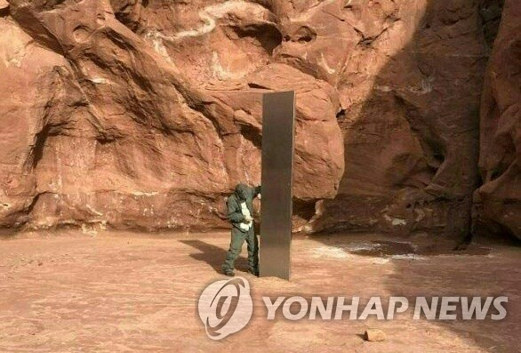 미국 유타주 사막에서 발견된 3.6ｍ 높이의 금속 기둥 [AFP=연합뉴스]