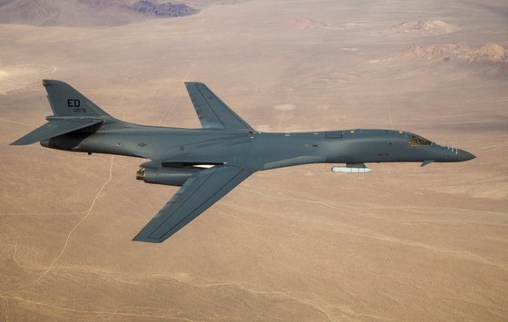 20일(현지시간) 기체 외부에 모의 공대지미사일을 장착한 B-1B 전략폭격기가 미국 캘리포니아주 에드워드 공군기지 상공을 비행하고 있다. 사진 홈페이지 캡처