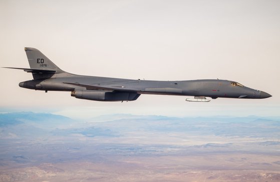 20일(현지시간) 기체 외부에 모의 공대지미사일을 장착한 B-1B 전략폭격기가 미국 캘리포니아주 에드워드 공군기지 상공을 비행하고 있다. 사진 홈페이지 캡처