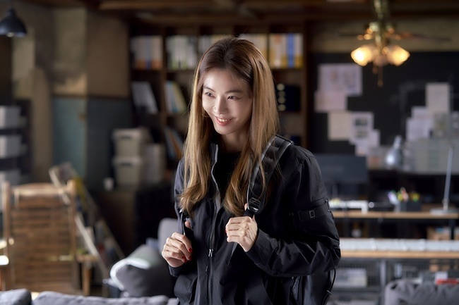 Yoon So-yi has transformed into a director of the Mercantile agencies who demonstrates gold-handed excitement.In the first and second TV CHOSUN Saturday drama Revenge Hara (directed by Kang Min-gu/playplayplay by Kim Hyo-jin), which was first broadcast on November 21, Kang Hae-ra (Kim Sa-rang), who fell into a bad day after being caught up in Scandal, visited Koo Eun-hye and asked for the reality of Scandal, The curtain opened.Since then, Koo Eun-hye has resolved the request at a rapid pace, and helped Kang Hae-ra to do live live revenge on social networks, giving him a cool excitement.In this regard, I looked at the success of the gold-spring Mercantile agencies, Koo Eun-hye, who made the greatest contribution to turning the Scandal landscape 180 degrees.# The basics of all referrals are the undercover and The Mole Song: Undercover Agent ReijiAfter receiving a request from Kang Hae-ra, Koo Eun-hye first went into a lurking position in the car to look at the dynamics of his Scandal opponent Kim Hyunsung (justice system).After a long wait, Koo caught Kim Hyunsung from the bar handing a USB to a questionable man and chased the questionable man into a pocket of his top after he stumbled drunk in a hotel elevator and hit him.He then hid Candid Camera in a flower decoration in front of a hotel room with a questionable man disguised as a hotel housekeeping, and then searched for his actions, and he caught the big word that Kim Tae-on (Yoo Seon) was tied to Scandal along with a meeting between Lee Hoon-seok (Jung Wook) and a questionable man.# Just 10 minutes required to get a confessionAs soon as he received additional requests from Kang Hae-ra, he grasped Kim Hyunsungs position and headed to the club to find out the truth of Scandal directly to Kim Hyunsung.After releasing his hair, which was tied up and preparing to provoke with red lipstick and crop tea, Koo Eun-hye succeeded in catching Kim Hyunsung in less than 10 minutes and gave Kim Hyunsung a sleeping pill to kiss him.Then, Koo Eun-hye, who turned into a black suit and sunglasses, tied Kim Hyunsung to a motel toilet and went into questioning whether he was a double spy between Kang Hae-ra and Lee hoon-seok.Kim Hyunsung, who was afraid of the force of Koo Eun-hye, revealed the inside story and revealed that Scandal was a thoroughly calculated lie by Lee hoon-seok.# Candid Camera The sky helped the sky just before it was caughtAfter all of Scandals revelations, for a solid revenge of Kang Hae-ra, Koo Eun-hye played The Mole Song: Undercover Agent Reiji in the hotel room where Lee hoon-seok stayed.However, when Koo Eun-hye, who freely used Sky and brought the master key, entered the lee hoon-seok room and tried to install the Candid Camera in the TV set-top box, the lee hoon-seok came into the room.Even the barely hidden cell phone vibration of Koo Eun-hye suddenly sounded and was in a desperate Danger.However, as the sky helped, the loud cleaner sound in the next room escaped Danger, and even the codes that Koo Eun-hye did not put in the set-top box were handed over to the Lee hoon-seok without any difficulty, and the Candid Camera installation was successfully achieved.# Certain responsibility until the endthe news is a bit of a glare