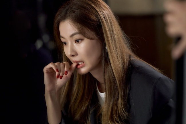 Yoon So-yi has transformed into a director of the Mercantile agencies who demonstrates gold-handed excitement.In the first and second TV CHOSUN Saturday drama Revenge Hara (directed by Kang Min-gu/playplayplay by Kim Hyo-jin), which was first broadcast on November 21, Kang Hae-ra (Kim Sa-rang), who fell into a bad day after being caught up in Scandal, visited Koo Eun-hye and asked for the reality of Scandal, The curtain opened.Since then, Koo Eun-hye has resolved the request at a rapid pace, and helped Kang Hae-ra to do live live revenge on social networks, giving him a cool excitement.In this regard, I looked at the success of the gold-spring Mercantile agencies, Koo Eun-hye, who made the greatest contribution to turning the Scandal landscape 180 degrees.# The basics of all referrals are the undercover and The Mole Song: Undercover Agent ReijiAfter receiving a request from Kang Hae-ra, Koo Eun-hye first went into a lurking position in the car to look at the dynamics of his Scandal opponent Kim Hyunsung (justice system).After a long wait, Koo caught Kim Hyunsung from the bar handing a USB to a questionable man and chased the questionable man into a pocket of his top after he stumbled drunk in a hotel elevator and hit him.He then hid Candid Camera in a flower decoration in front of a hotel room with a questionable man disguised as a hotel housekeeping, and then searched for his actions, and he caught the big word that Kim Tae-on (Yoo Seon) was tied to Scandal along with a meeting between Lee Hoon-seok (Jung Wook) and a questionable man.# Just 10 minutes required to get a confessionAs soon as he received additional requests from Kang Hae-ra, he grasped Kim Hyunsungs position and headed to the club to find out the truth of Scandal directly to Kim Hyunsung.After releasing his hair, which was tied up and preparing to provoke with red lipstick and crop tea, Koo Eun-hye succeeded in catching Kim Hyunsung in less than 10 minutes and gave Kim Hyunsung a sleeping pill to kiss him.Then, Koo Eun-hye, who turned into a black suit and sunglasses, tied Kim Hyunsung to a motel toilet and went into questioning whether he was a double spy between Kang Hae-ra and Lee hoon-seok.Kim Hyunsung, who was afraid of the force of Koo Eun-hye, revealed the inside story and revealed that Scandal was a thoroughly calculated lie by Lee hoon-seok.# Candid Camera The sky helped the sky just before it was caughtAfter all of Scandals revelations, for a solid revenge of Kang Hae-ra, Koo Eun-hye played The Mole Song: Undercover Agent Reiji in the hotel room where Lee hoon-seok stayed.However, when Koo Eun-hye, who freely used Sky and brought the master key, entered the lee hoon-seok room and tried to install the Candid Camera in the TV set-top box, the lee hoon-seok came into the room.Even the barely hidden cell phone vibration of Koo Eun-hye suddenly sounded and was in a desperate Danger.However, as the sky helped, the loud cleaner sound in the next room escaped Danger, and even the codes that Koo Eun-hye did not put in the set-top box were handed over to the Lee hoon-seok without any difficulty, and the Candid Camera installation was successfully achieved.# Certain responsibility until the endthe news is a bit of a glare