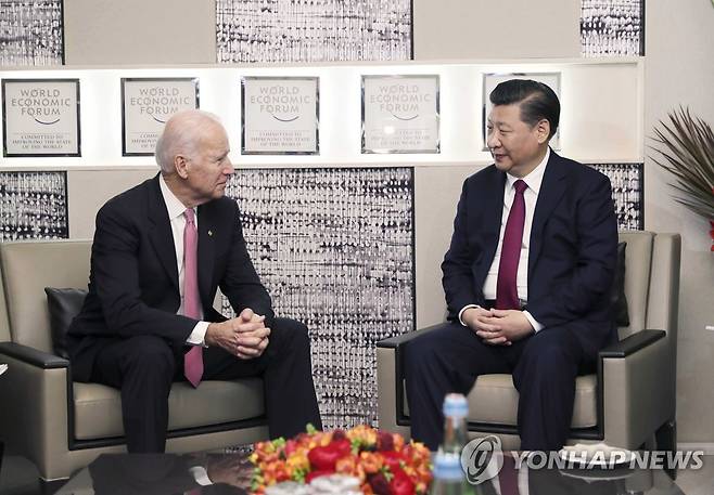 2017년 다보스에서 만난 시진핑 중국 국가 주석과 조 바이든 당시 미국 부통령 (다보스 신화=연합뉴스)