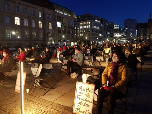 25일 추운 날씨에도 베를린 젠다르멘마르크트 광장에서 소녀상 지키기 집회에 나선 시민들 [베를린=연합뉴스]