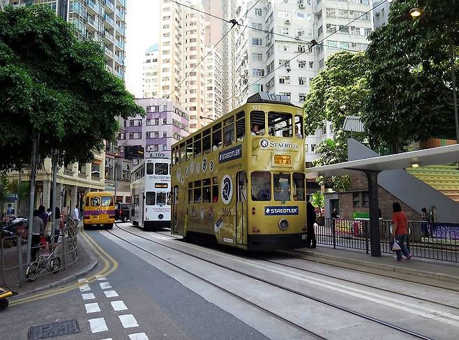 홍콩의 명물인 2층 트램. 1904년 처음 개통됐다. [출처 위키백과]