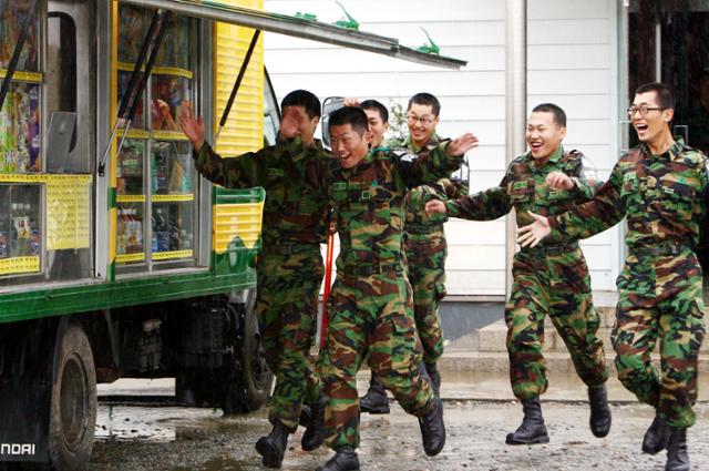 국군복지단 이동마트인 황금마차가 서부전선 최전방 GOP 한 초소에 도착하자 내무반에 있던 장병들이 뛰쳐 나오고 있다. 한국일보 자료사진