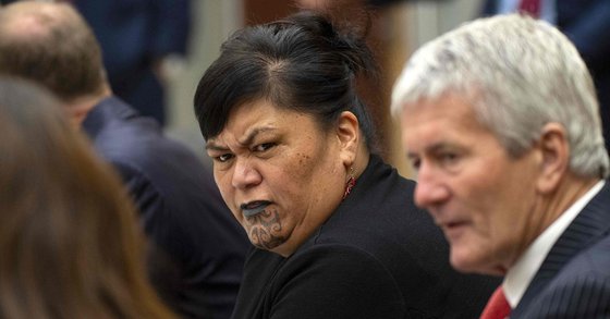 지난 2일 저신다 아던 뉴질랜드 총리 2기 내각에서 뉴질랜드 최초 여성 외무장관에 임명된 나나이아 마후타(50). 마후타는 마오리족 출신 의원이자, 얼굴에 문신한 최초의 여성의원이다. [AFP=연합뉴스]
