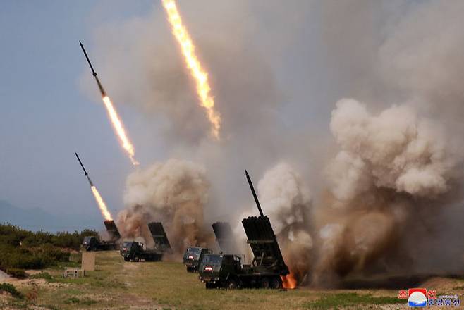 북한군 방사포들이 가상 표적을 향해 로켓탄을 발사하고 있다. 세계일보 자료사진