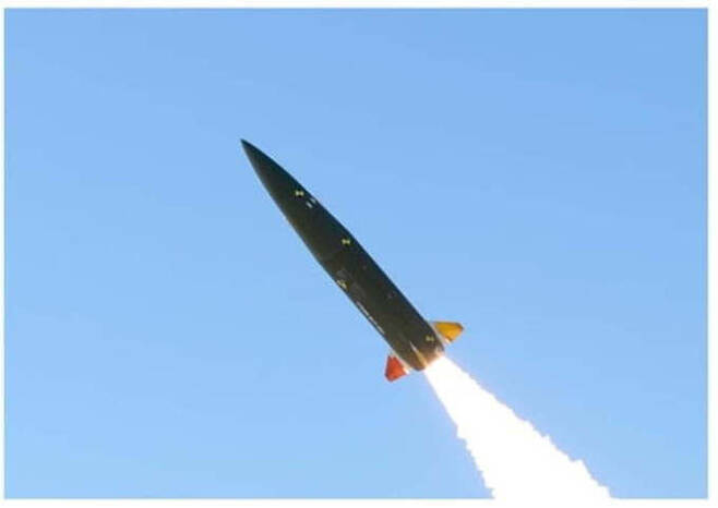 국방과학연구소가 개발한 전술지대지유도무기가 가상 표적을 향해 날아가고 있다. 세계일보 자료사진