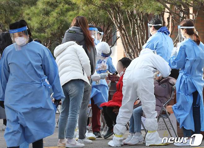 친인척 모임발로 인해 초등학생이 신종 코로나바이러스 감염증(코로나19) 확진된 가운데 28일 오후 대전 유성구에 위치한 초등학교에 설치된 임시 선별진료소에서 해당 학교 학생들이 검사를 받고 있다. 2020.11.28/뉴스1 © News1 김기태 기자