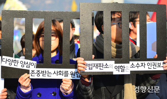 2016년 12월13일 참여연대 회원들이 서울 광화문광장에서 양심적 병역거부를 인정하라며 퍼포먼스를 하고 있다. 경향신문 자료사진