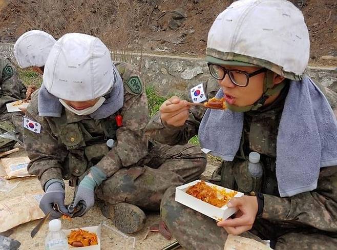 지난해 4월 강원도 산불 당시 진화작업에 참가했던 육군 장병들이 전투식량을 먹고 있다. 육군 페이스북