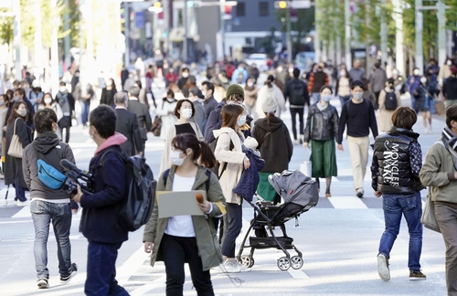 (도쿄 교도=연합뉴스) 일본 전역에 신종 코로나바이러스 감염증(코로나19)이 확산하는 가운데 주말인 28일 오후 '차 없는 거리'(보행자 천국)로 운영된 도쿄 긴자(銀座) 거리가 나들이객들로 붐비고 있다.