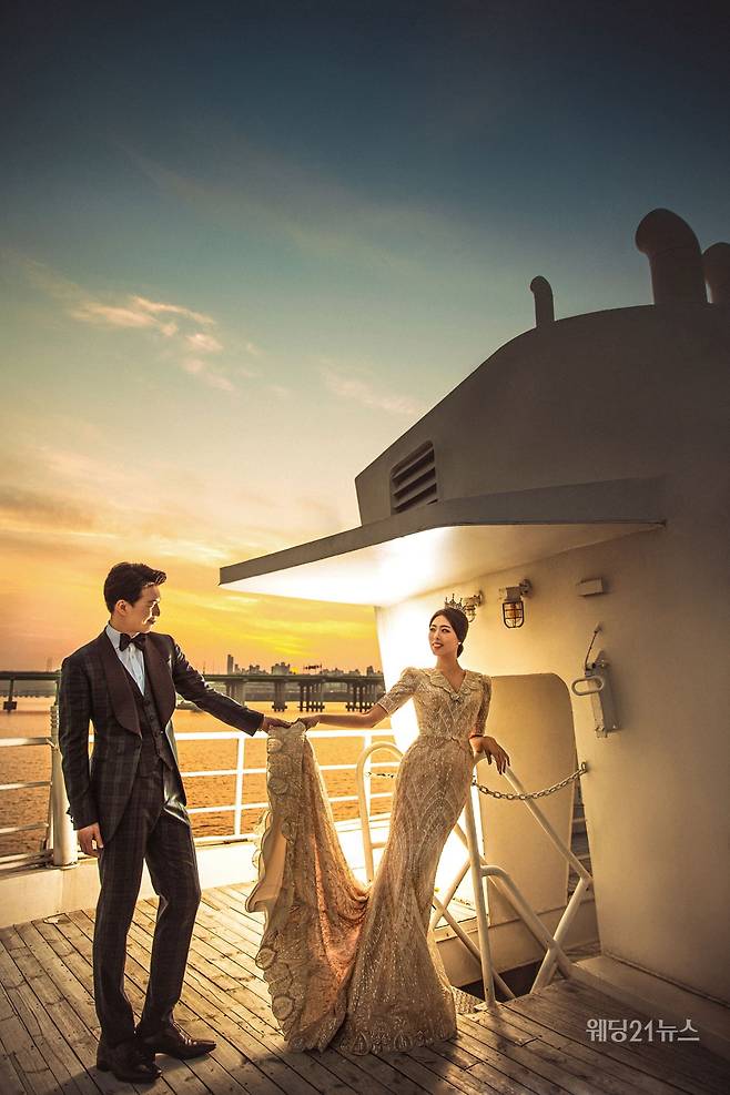 사진 : 웨딩드레스 아이테오, 슈트 스플렌디노, 포토그래퍼 신동훈(애일리스튜디오), 헤어 민, 진희 메이크업 파니, 나현 (모아위), 한복 규중칠우, 웨딩디렉팅 봉드(해피메리드컴퍼니), 플라워 봉플라워, 촬영스케치 제이마리드컴퍼니, 스타일리스트 퍼스트비주얼 정민경, 영상 웨딩미