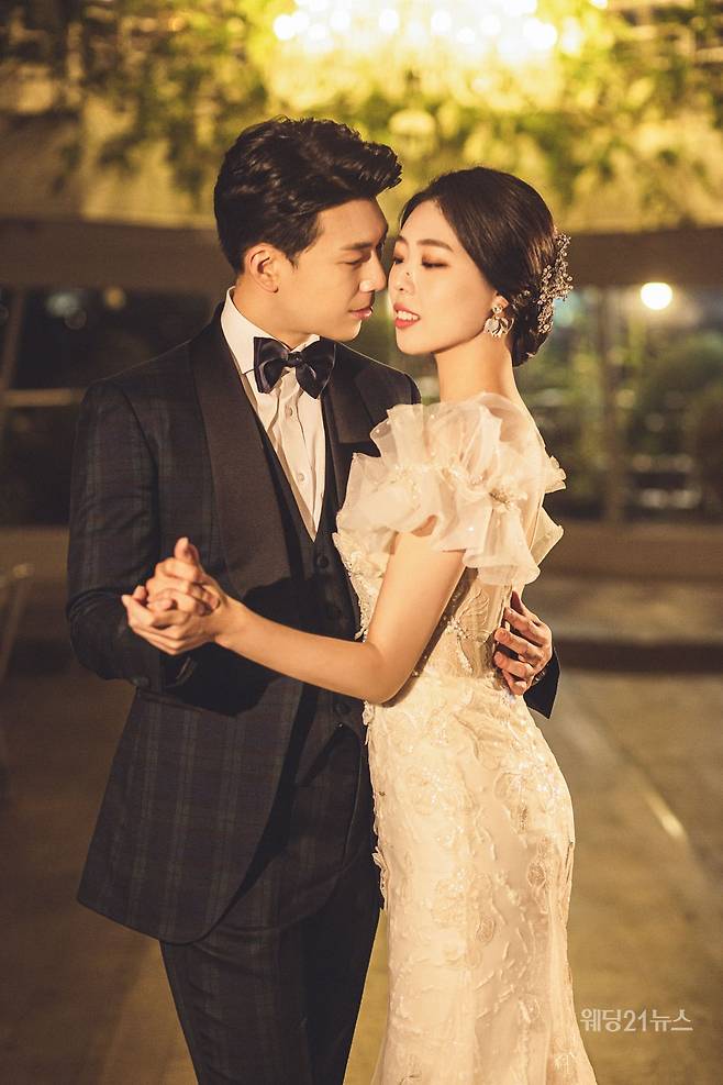 사진 : 웨딩드레스 아이테오, 슈트 스플렌디노, 포토그래퍼 신동훈(애일리스튜디오), 헤어 민, 진희 메이크업 파니, 나현 (모아위), 한복 규중칠우, 웨딩디렉팅 봉드(해피메리드컴퍼니), 플라워 봉플라워, 촬영스케치 제이마리드컴퍼니, 스타일리스트 퍼스트비주얼 정민경, 영상 웨딩미