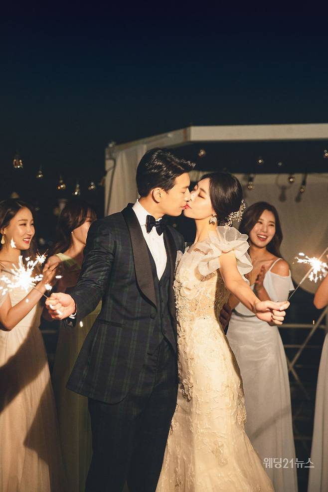 사진 : 웨딩드레스 아이테오, 슈트 스플렌디노, 포토그래퍼 신동훈(애일리스튜디오), 헤어 민, 진희 메이크업 파니, 나현 (모아위), 한복 규중칠우, 웨딩디렉팅 봉드(해피메리드컴퍼니), 플라워 봉플라워, 촬영스케치 제이마리드컴퍼니, 스타일리스트 퍼스트비주얼 정민경, 영상 웨딩미
