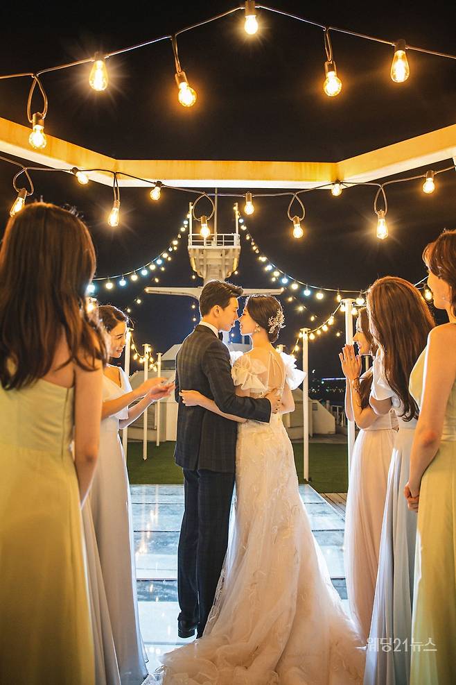 사진 : 웨딩드레스 아이테오, 슈트 스플렌디노, 포토그래퍼 신동훈(애일리스튜디오), 헤어 민, 진희 메이크업 파니, 나현 (모아위), 한복 규중칠우, 웨딩디렉팅 봉드(해피메리드컴퍼니), 플라워 봉플라워, 촬영스케치 제이마리드컴퍼니, 스타일리스트 퍼스트비주얼 정민경, 영상 웨딩미