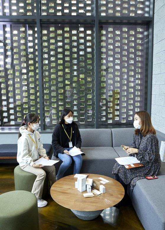 발달장애인과 비장애인이 함께 일하며 친환경 제품을 만드는 사회적 기업 ‘동구밭’ 사무실을 찾은 소중 학생기자단이 김진아(맨 오른쪽) 브랜드2팀 팀장을 인터뷰하고 있다.