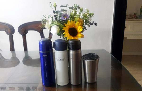 우리 가족은 플라스틱 쓰레기 줄이기에 동참하고 있다. 직장에 다니는 두 딸을 비롯해 우리 가족 모두 개인 텀블러를 구입해 사용하고 있다.