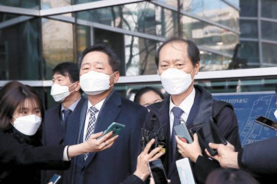 직무에서 배제된 윤석열 검찰총장의 복귀 여부를 판단할 법원의 심문이 30일 서울행정법원에서 진행됐다. 윤 총장 측 법률 대리인인 이완규(오른쪽)·이석웅 변호사가 청사를 나서며 취재진의 질문에 답하고 있다. 우상조 기자