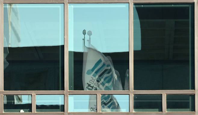 1일 오전 서울 서초동 대검찰청 창문에 검찰기가 반사되어 보이고 있다. [연합]