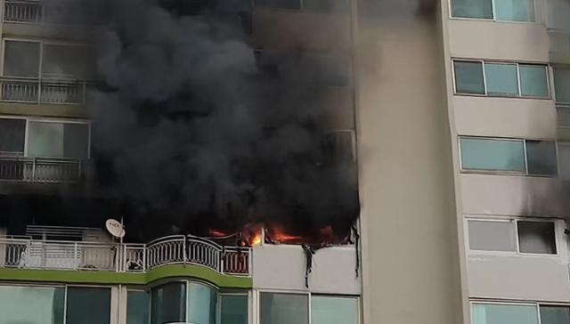 1일 오후 4시 37분께 경기 군포시 산본동의 한 아파트 12층에서 불이 나 소방당국에 의해 30여분만에 꺼졌다. 소방당국은 이 불로 현재까지 4명이 사망한 것으로 파악하고 있다. 연합뉴스