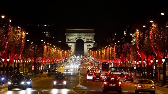 지난 11월 23일 프랑스 상제리제 거리에 환한 크리스마스 장식이 켜져있다
