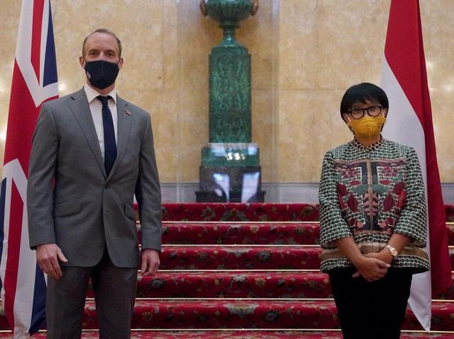 레트노 마르수디(오른쪽) 인도네시아 외교 장관이 10월 도미닉 랍 영국 외교 장관과 만나 백신 협력을 논의했다. 인도네시아 외교부 제공