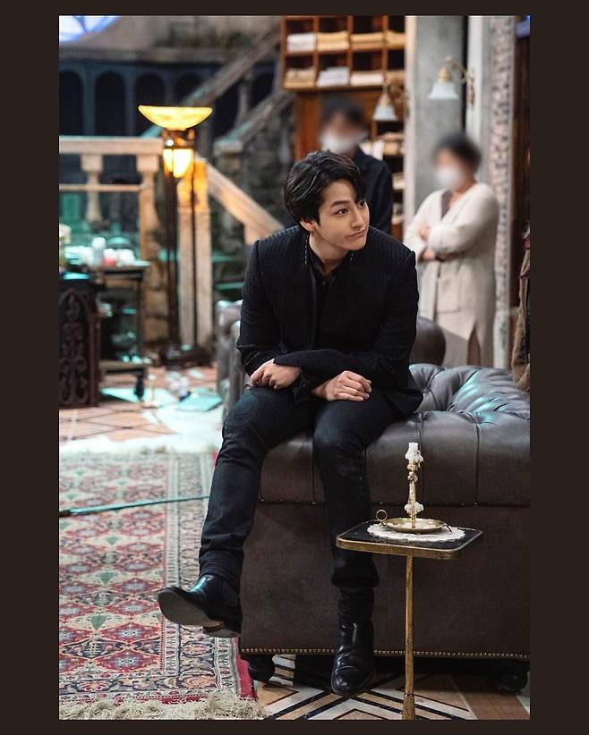 Kim Bum The Tale of a Gumiho behind-the-scenes photo releases Youre strugglingActor Kim Bum released a behind-the-scenes photo of TVNs The Tale of a Gumiho, which gave an end to the show.Kim Bum wrote on his personal Instagram on December 3, Todays The Tale of a Gumiho last episode Ep.16 I came to see you and you were having a hard time playing with your last senior #The Tale of a Gumiho #Kimbum #kimbum #kimbeom #tailoftheninettailed #The Tale of a Gumiho. I put it up.Kim Bum, who was in the public photo, posted photos taken while filming The Tale of a Gumiho, especially focused on the playful and cozy Kim Bum.Yeji Lee