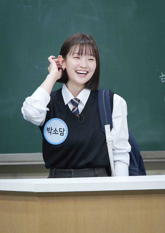 Knowing Bros Park So-dam Bong Joon-ho, tell Kim Young-chul to tell meDirector Bong Joon-ho left a message for Kim Young-chul.Actors Kwon Yul-ri, Park So-dam and Chae Soo-bin, who played the role of college student Constance in Play Henri Grandpa and I on JTBC Knowing Bros broadcasted on December 5th, appear as transfer students.Three of the recent Knowing Bros recordings said, We are a member who has become a double cast in the same work.Play Henri Grandpa and I is the first, second, and third stage, explained why he appeared together.In particular, Park So - dam was said to have made special efforts to unite the three people.In addition, Park Soo-dam has been very popular in the field by releasing the movie parasite story and the behind-the-scenes story of the Academy Awards ceremony.There is a saying that director Bong Joon-ho should tell Kim Young-chul, he said.It is that Bong Joon-ho is usually a Knowing Bros listener, and Kim Young-chul has seen the scene of referring to himself on the air.The brothers who heard this were excited that Finally, coach Bong responded to Kim Young-chuls love call.Park So-dam then turned the scene over to Kim Young-chul, instead of a word from Bong Joon-ho.emigration site