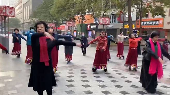 광장무 참가자들이 블루투스 헤드셋을 끼고 춤을 추고 있다. (출처 : 웨이보 캡처)