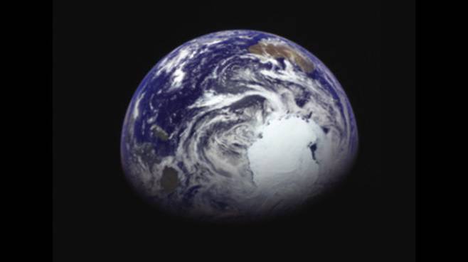 2015년 12월 4일, 발사 1년 뒤 하야부사2가 촬영한 지구(출처 : JAXA, 도쿄대학)