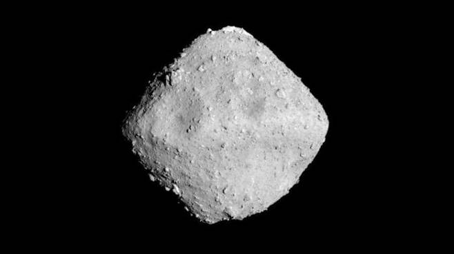2018년 6월 26일, 하야부사2가 상공 20km에서 촬영한 소행성 류구(출처 : JAXA)