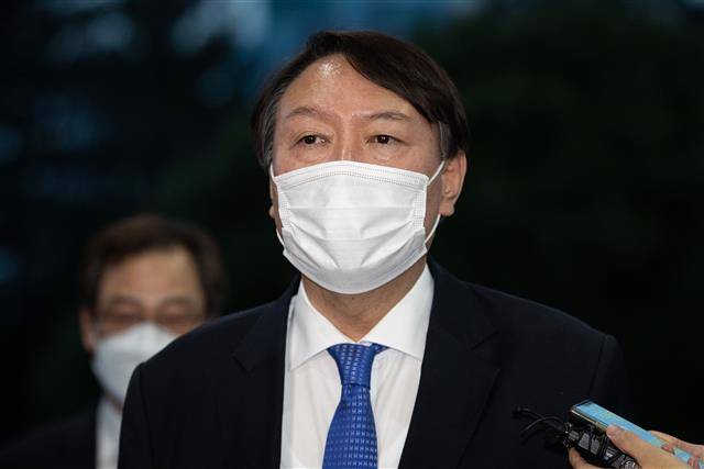 돌아온 윤석열 - 윤석열 검찰총장이 1일 법원이 윤 총장을 직무에서 배재한 추미애 법무부 장관의 직무정지 명령의 효력을 중단하라고 결정한 이후 서울 서초동 대검찰청으로 출근하며 입장을 밝히고 있다. 서울행정법원 행정4부(부장판사 조미연)는 1일 윤 총장이 추 장관을 상대로 “직무집행정지 처분의 효력을 멈춰달라”며 낸 집행정지 신청을 받아들였다. 2020.12.1/뉴스1