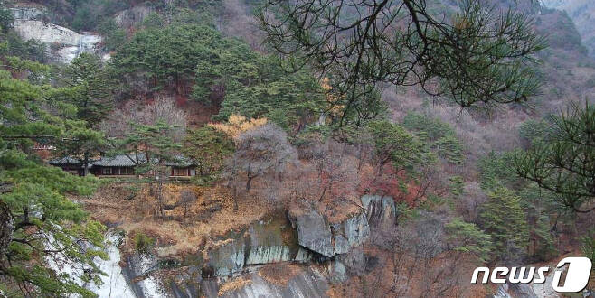 묘향산 법왕봉 중턱에 있는 보현사의 말사인 상원암 전경. (미디어한국학 제공) 2020.12.05.© 뉴스1