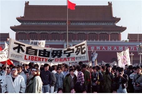 <“자유롭지 못하다면 차라리 죽겠노라!” 1989년 6월 4일 군대가 투입돼 해산하기까지 7주간 진행됐던 톈안먼 민주화 투쟁 당시의 한 장면. 사진/ Catherine Henriette/AFP>
