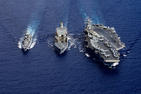 미국과 일본이 지난 8월 15~18일 동중국해에서 공중·해상 실기동 연합훈련을 진행하고 있다. 오른쪽은 미군 핵추진 항공모함인 로널드 레이건함. [일본 해상자위대 트위터]
