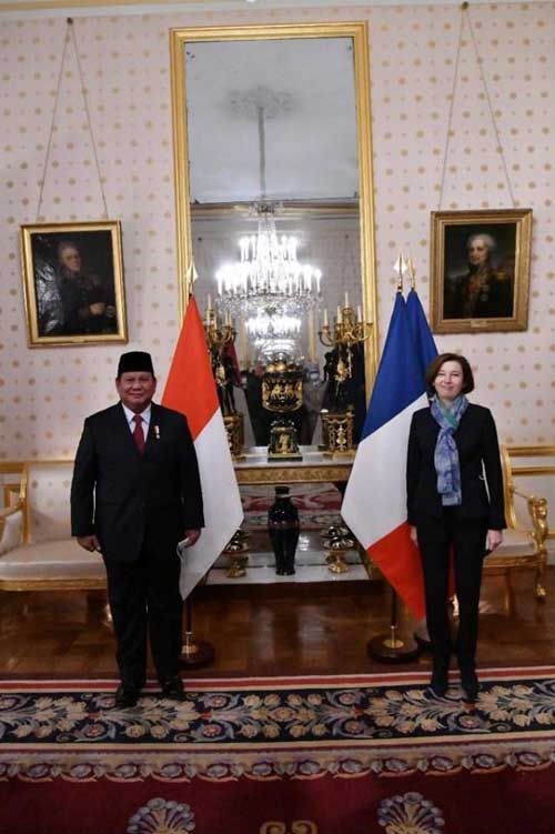 프라보워 수비안토 인도네시아 국방장관이 지난 10월 프랑스를 방문해 파를리 프랑스 국방장관과 기념촬영을 하고 있다.