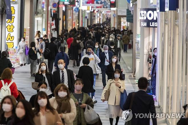 마스크 쓰고 지나가는 오사카시 시민들 (오사카 AP=연합뉴스) 지난달 26일 마스크를 착용한 행인들이 오사카시의 한 쇼핑가를 지나가는 모습. leekm@yna.co.kr